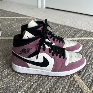 Womens size 9 Jordan 1 mid SE in Light Mulberry/Black with original box